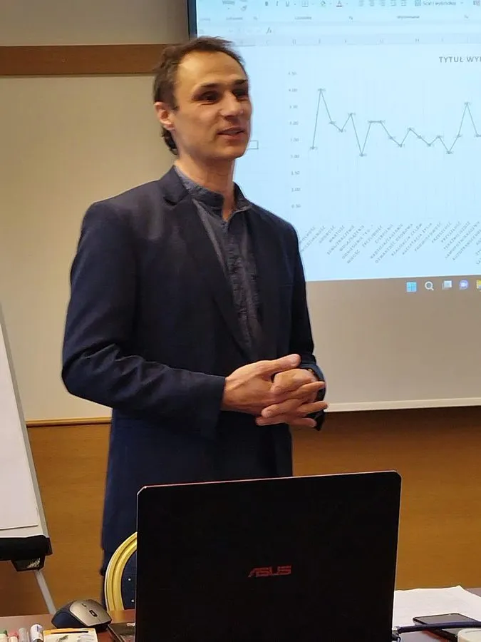 Maciej Kryczka prowadzi szkolenie dla zespołu